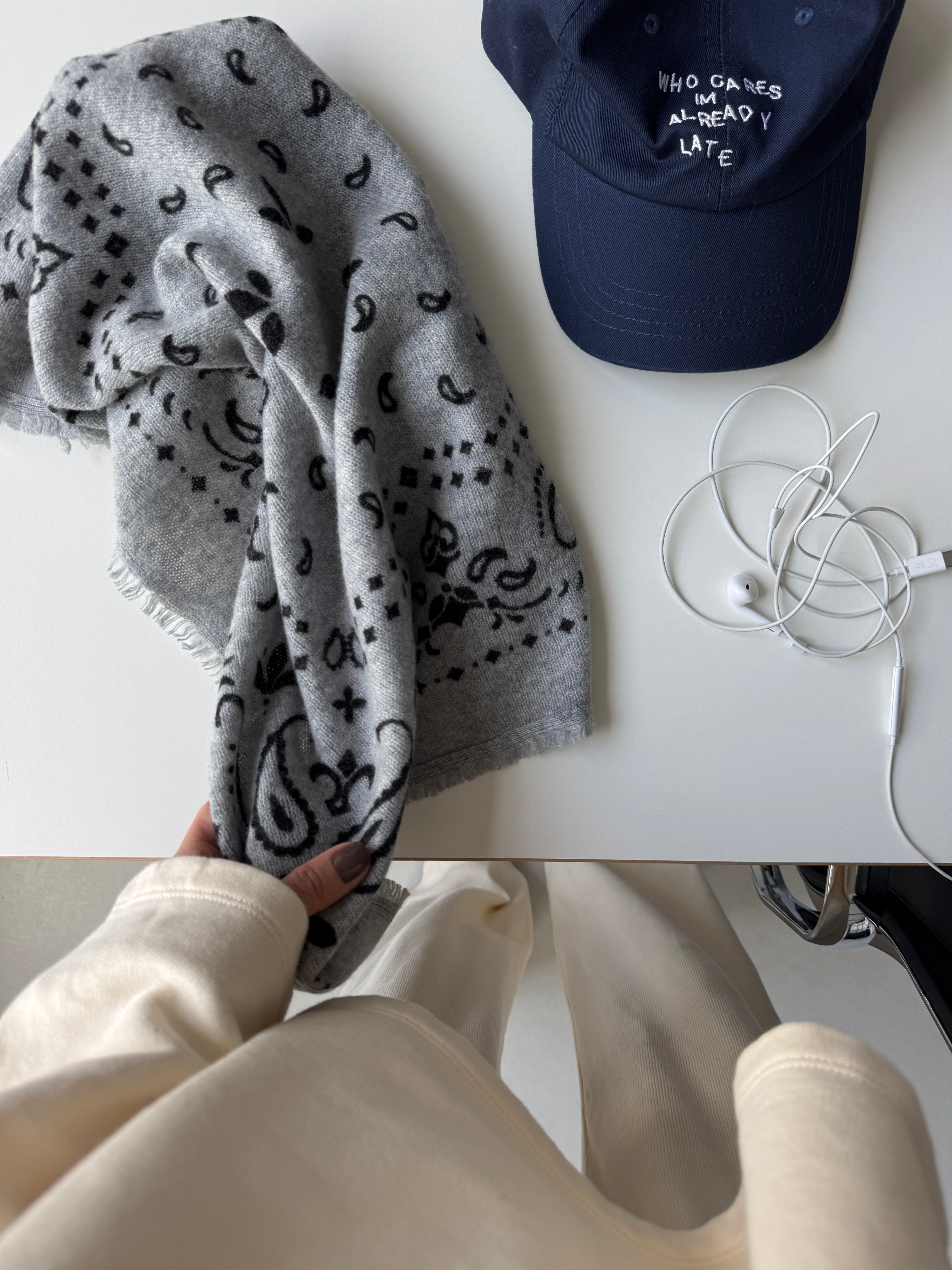 LARA SCARF GREY