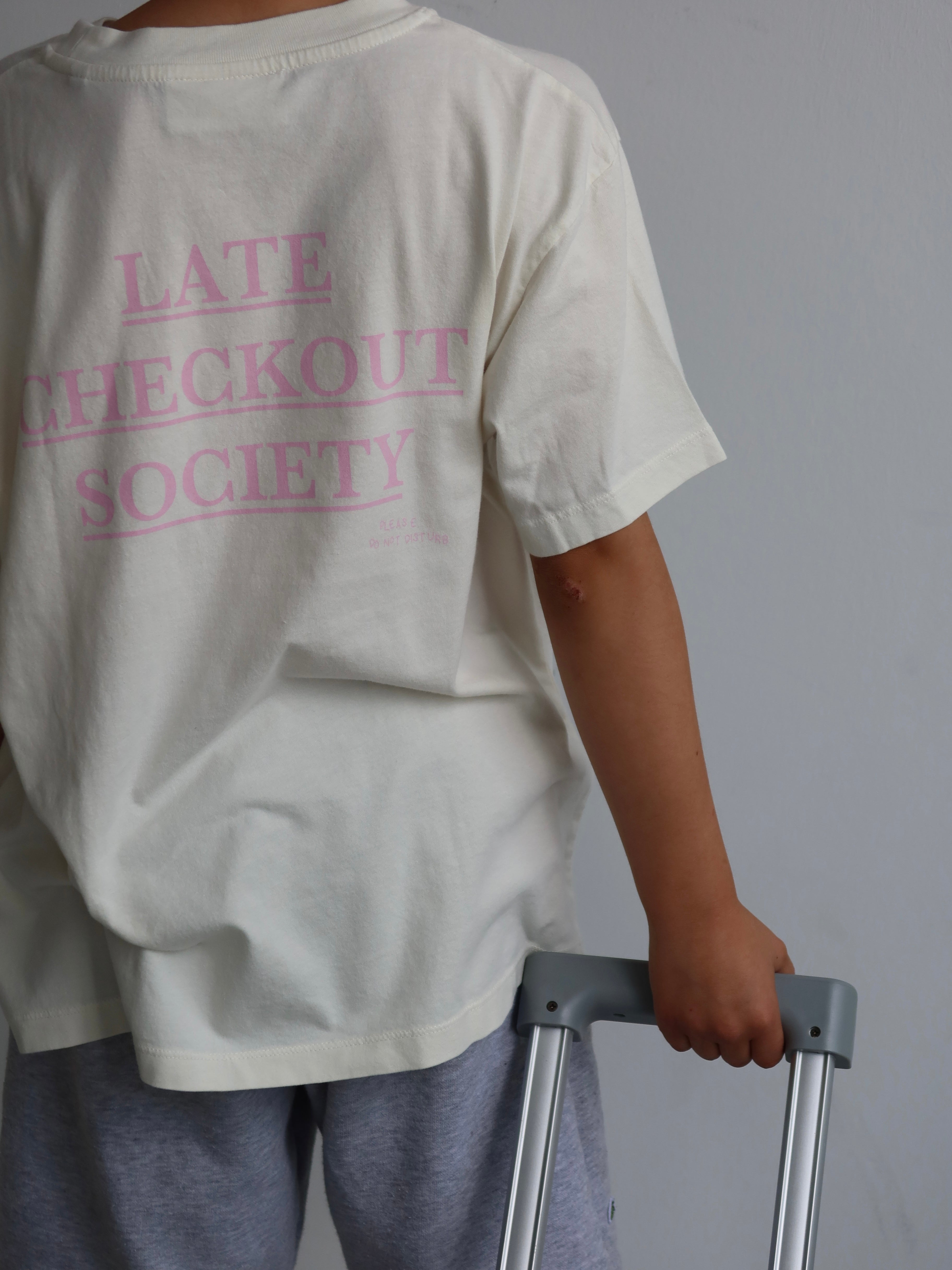 LATE CHECK OUT Kids T-Shirt (fällt eine Nummer kleiner aus)