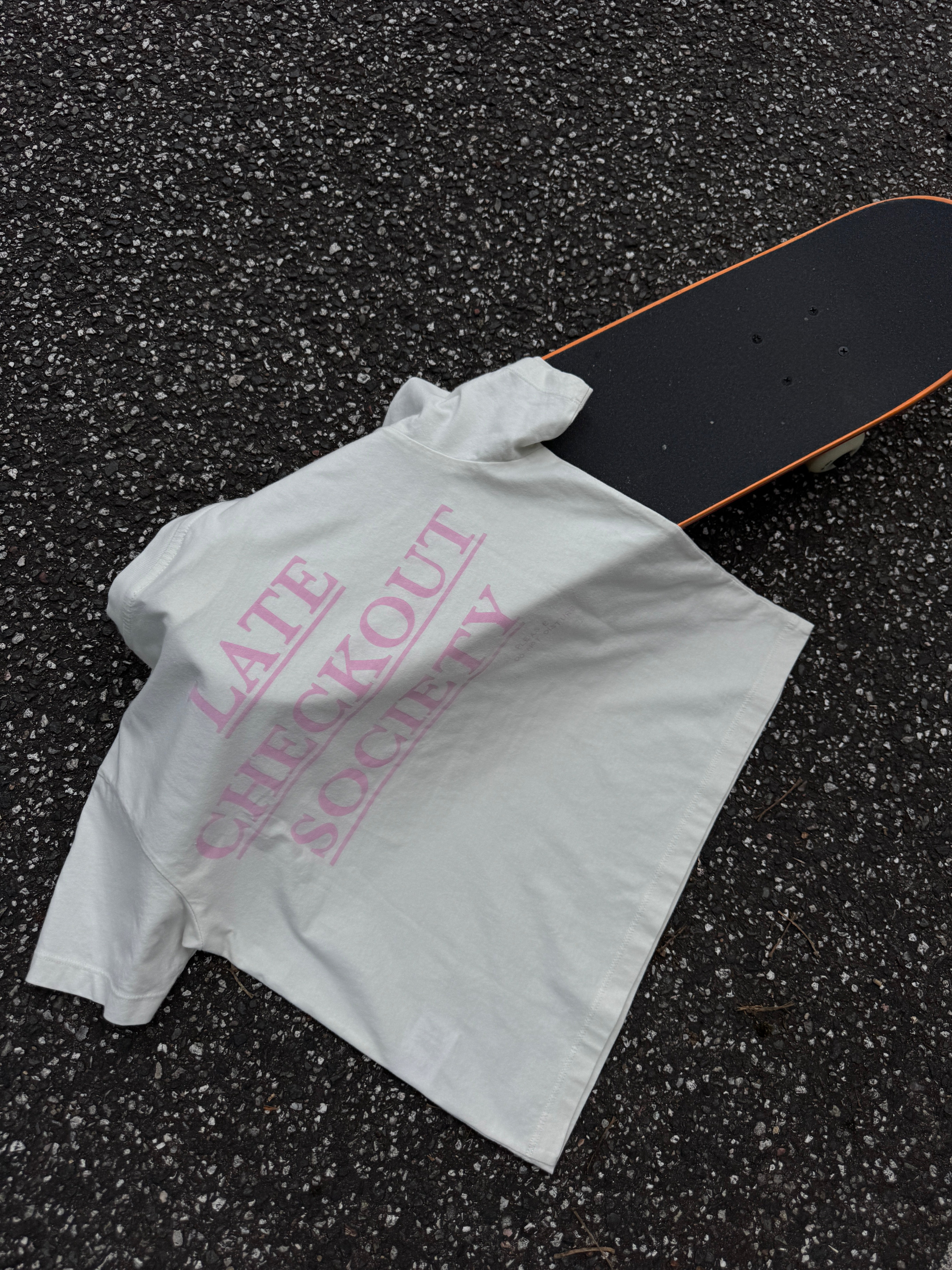 LATE CHECK OUT Kids T-Shirt (fällt eine Nummer kleiner aus)