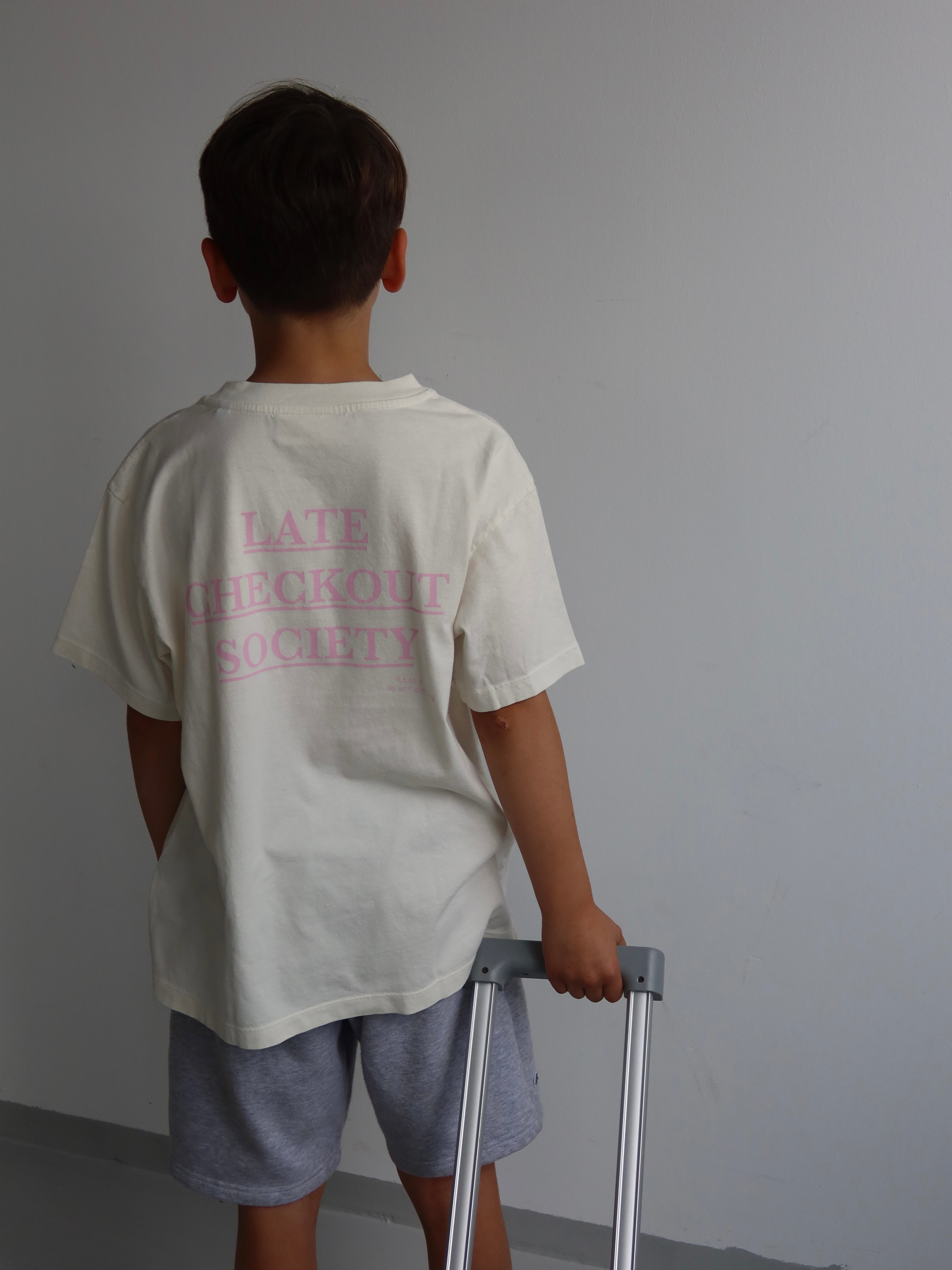 LATE CHECK OUT Kids T-Shirt (fällt eine Nummer kleiner aus)