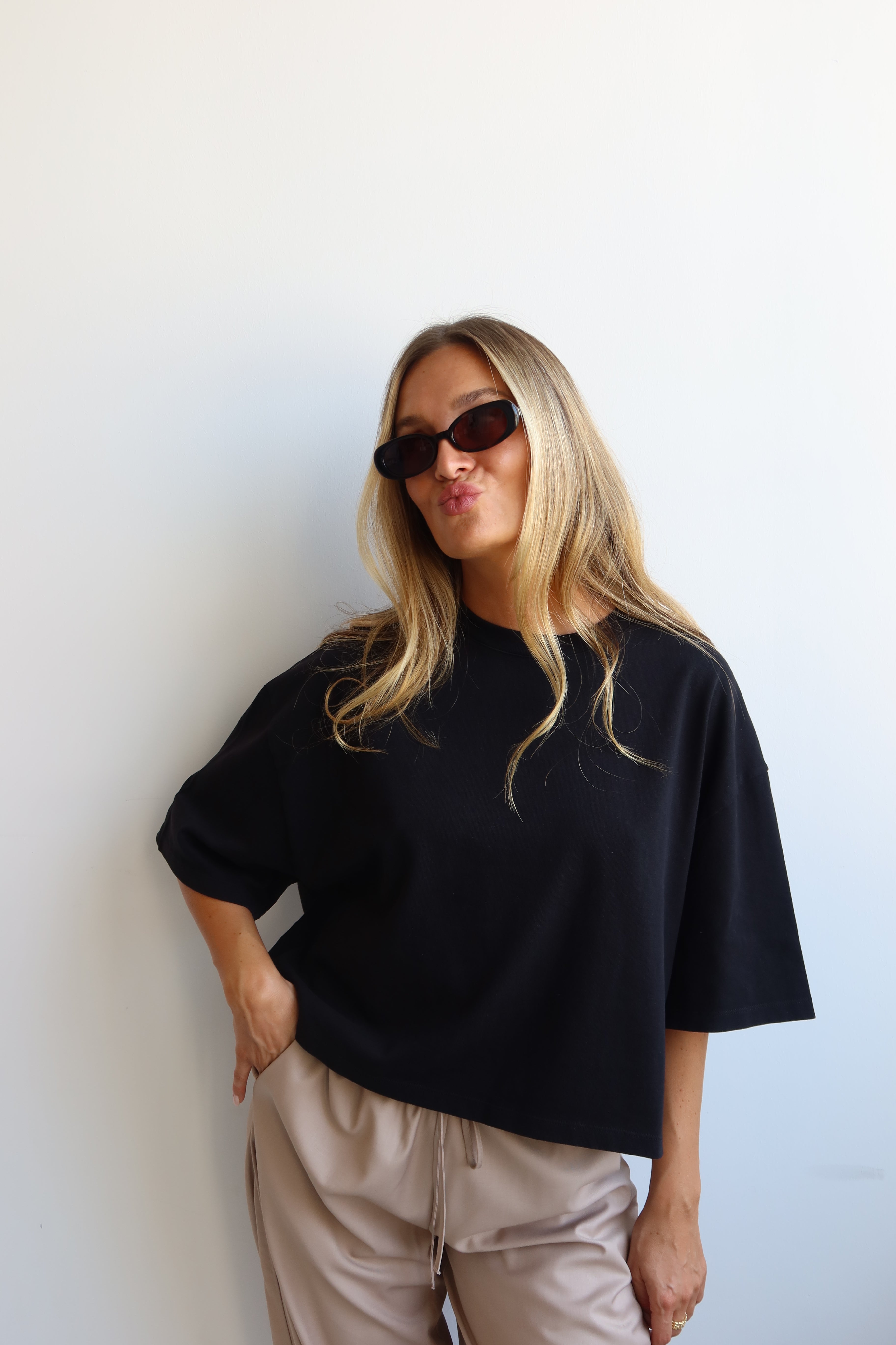 SOHO STUDIOS CROPPED T-SHIRT black